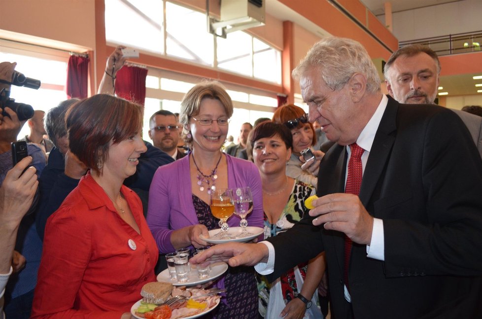 Země živitelka, to jsou i přípitky Miloše Zemana, který patří mezi pravidelné hosty. Agrosalon však byl letos odložen.