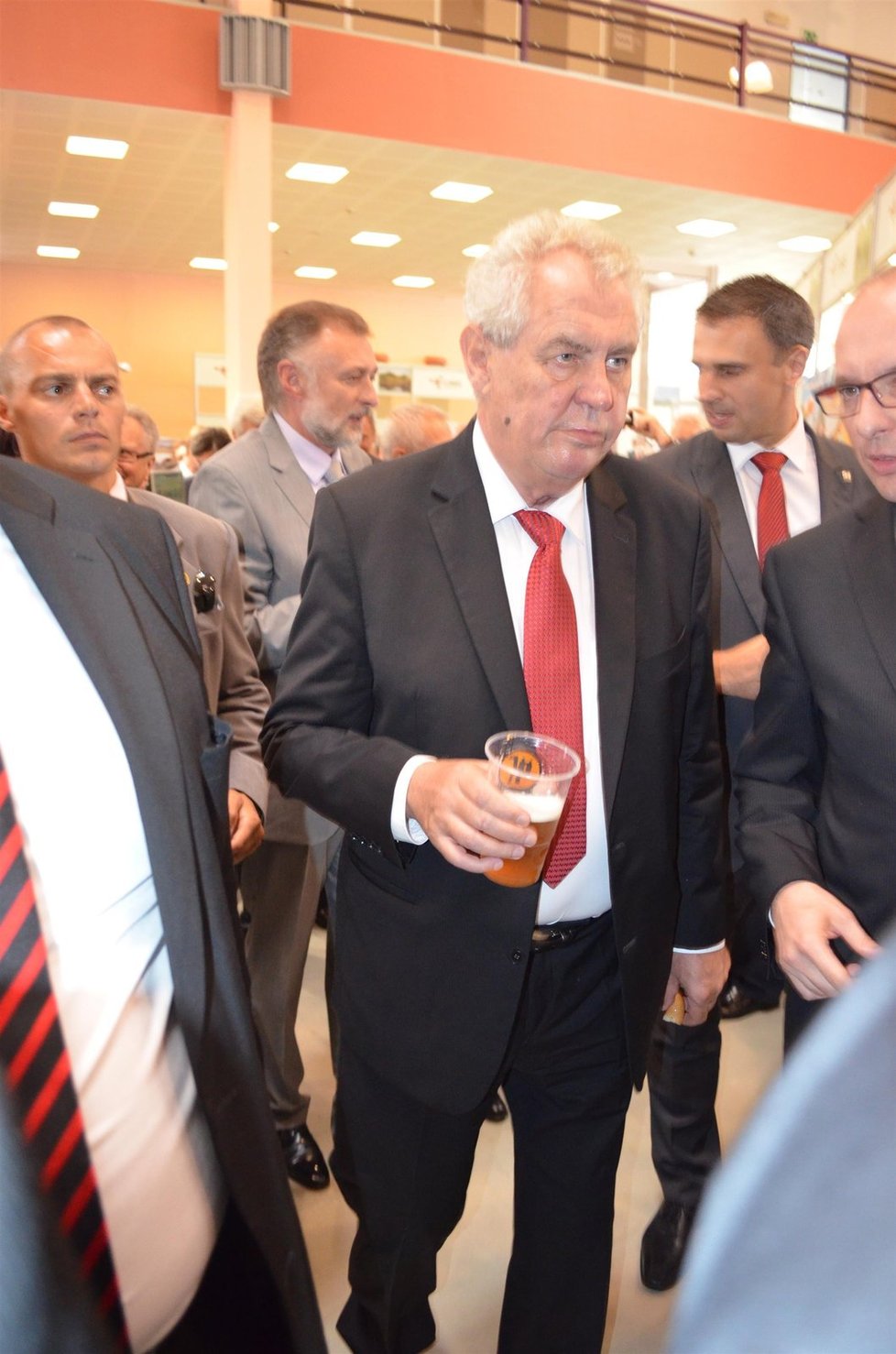 Miloš Zeman se na Zemi živitelce pochlubil, že díky dietě zhubl 3 kila. Má prý rovný metrák