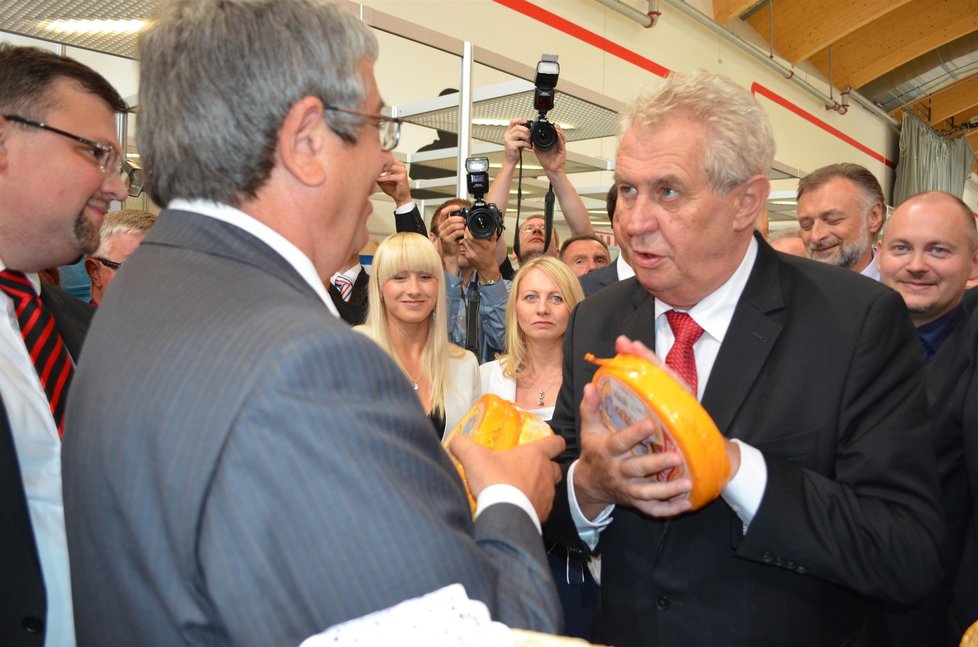 Miloš Zeman se zajímal na Zemi živitelce o řadu výrobků