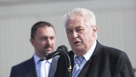 Miloše Zemana vtipkoval na adresu popravených novinářů.