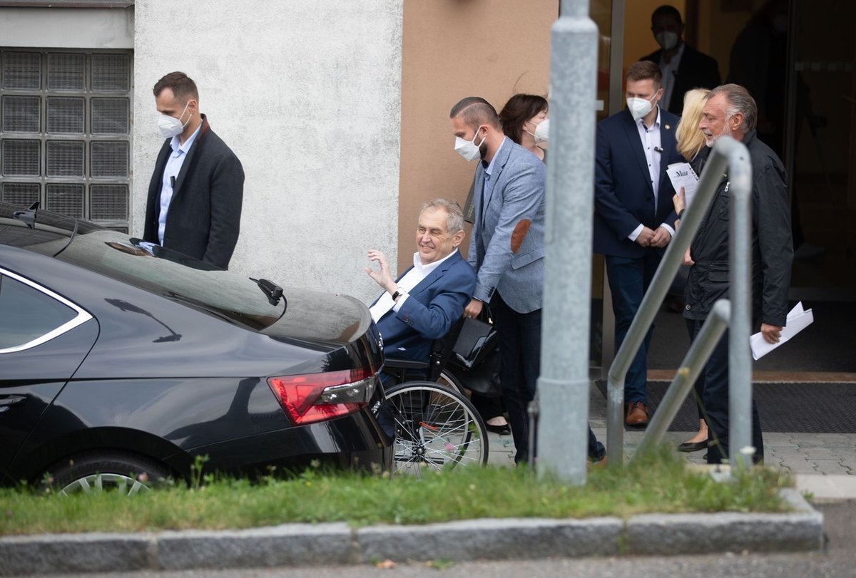 Prezident Miloš Zeman na cestě z nemocnice
