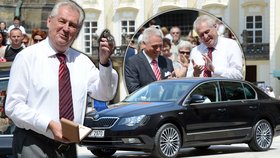 Miloš Zeman se raduje nad novou prezidentskou limuzínou