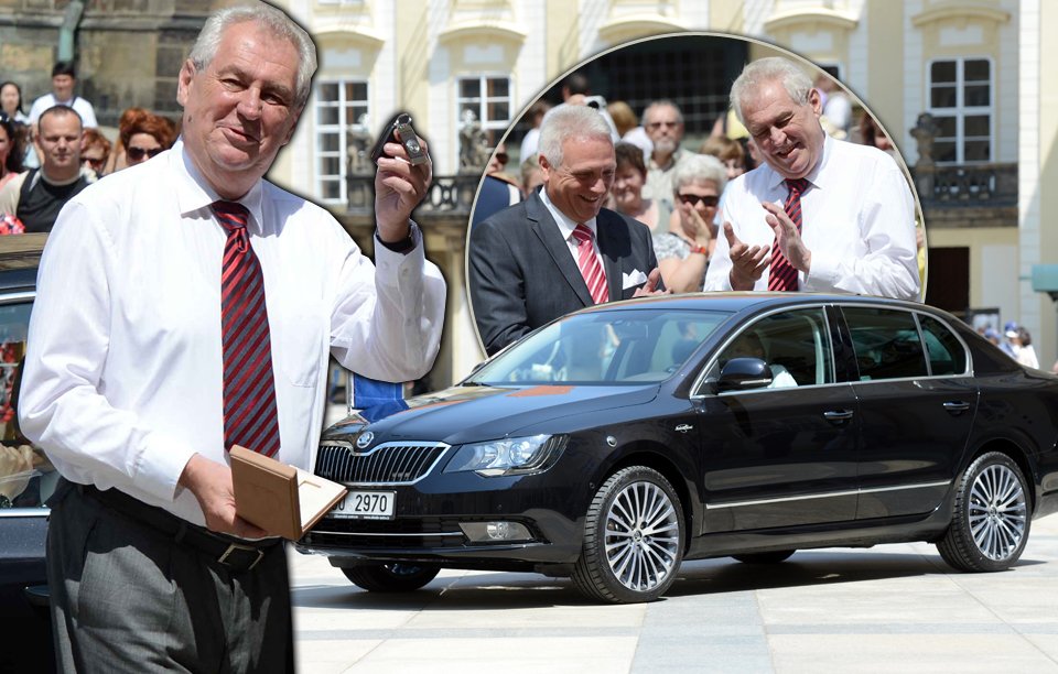 Miloš Zeman se raduje nad novou prezidentskou limuzínou.