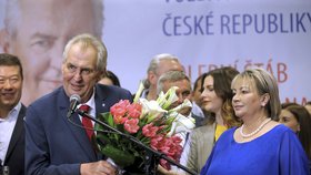 Miloš Zeman s Ivanou Zemanovou ve svém volebním štábu