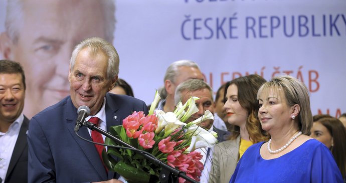 Miloš Zeman s Ivanou Zemanovou ve svém volebním štábu