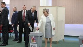 Prezident Miloš Zeman dorazil volit ve 2. kole prezidentské volby s manželkou Ivanou