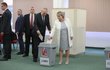 Prezident Miloš Zeman dorazil volit ve 2. kole prezidentské volby s manželkou Ivanou
