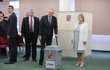 Prezident Miloš Zeman dorazil volit ve 2. kole prezidentské volby s manželkou Ivanou