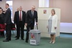 Prezident Miloš Zeman dorazil volit ve 2. kole prezidentské volby s manželkou Ivanou.
