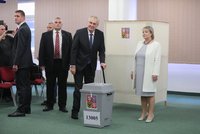 Zeman u voleb vtipkoval o nahé ženě. Bezpečnostní opatření stopla novináře