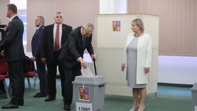 Prezident Miloš Zeman dorazil volit ve 2. kole prezidentské volby s manželkou Ivanou.