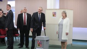 Prezident Miloš Zeman dorazil volit ve 2. kole prezidentské volby s manželkou Ivanou. Tentokrát se vše obešlo bez incidentu