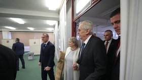 Prezident Miloš Zeman dorazil volit ve 2. kole prezidentské volby s manželkou Ivanou. Tentokrát se vše obešlo bez incidentu