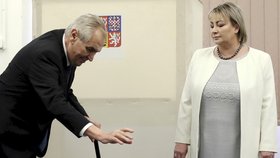 Miloš Zeman líbá ve svém štábu dceru Kateřinu po vítězství ve 2. kole prezidentské volby