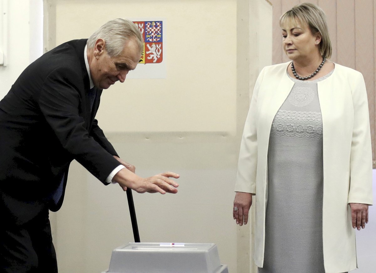Miloš Zeman líbá ve svém štábu dceru Kateřinu po vítězství ve 2. kole prezidentské volby