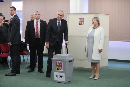 Prezident Miloš Zeman dorazil volit ve 2. kole prezidentské volby s manželkou Ivanou