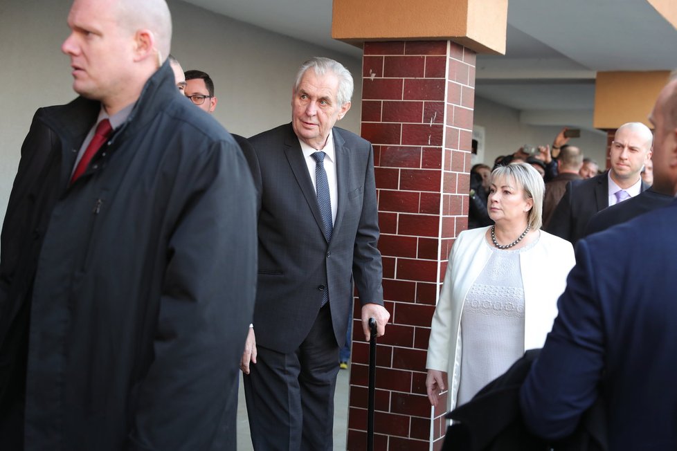 Prezident Miloš Zeman dorazil volit ve 2. kole prezidentské volby s manželkou Ivanou.