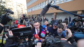 Hradní mluvčí Jiří Ovčáček v obležení novinářů před volební místností během 2. kola prezidentské volby