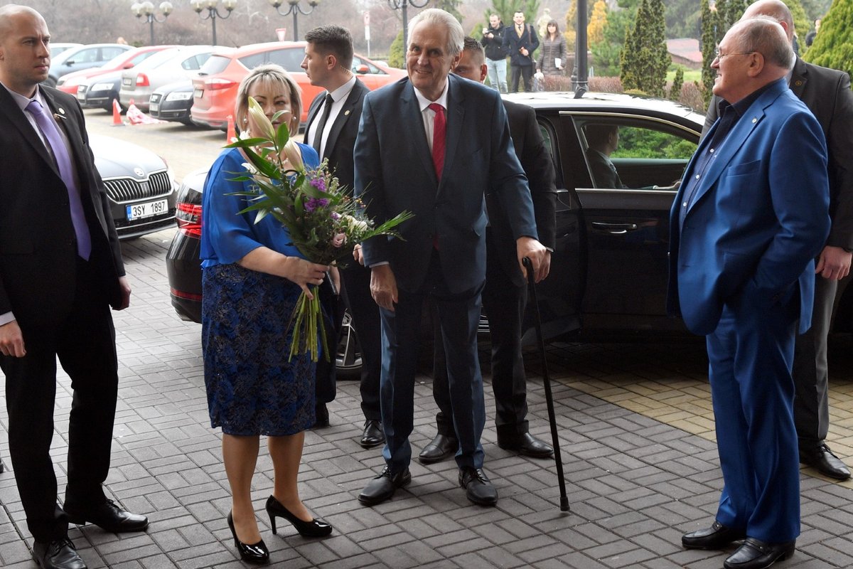 Miloš Zeman při příjezdu do svého volebního štábu