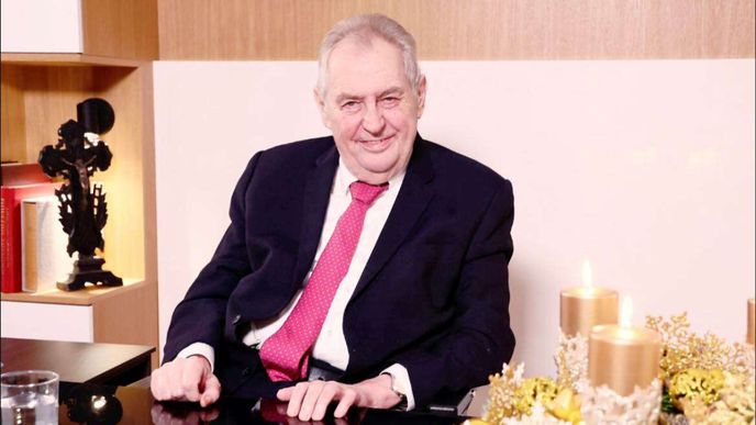Exprezident Miloš Zeman během vánočního projevu (prosinec 2025) Exprezident Miloš Zeman během vánočního projevu (prosinec 2025)