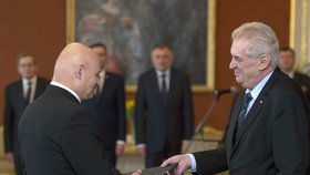 Prezident Miloš Zeman jmenoval 31. ledna na Pražském hradě novými členy bankovní rady České národní banky Oldřicha Dědka a Marka Moru.