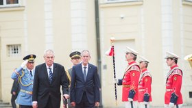 Rakouského prezidenta Van der Bellena přijal Miloš Zeman na Pražském hradě v červnu 2017.