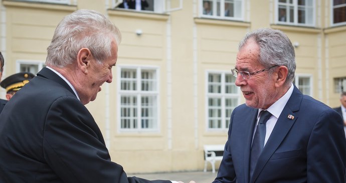 ŽIVĚ: Zeman na Hradě vítá rakouského prezidenta. Van der Bellen se přijel rozloučit