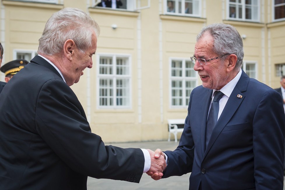 Rakouského prezidenta Van der Bellena přijal Miloš Zeman na Pražském hradě v červnu 2017.