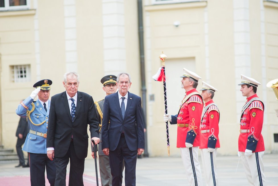 Rakouského prezidenta Van Der Bellena přijal Miloš Zeman na Pražském hradě v červnu 2017.