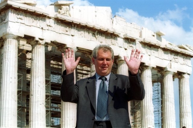 Miloš Zeman před parthenonem na athénské Akropoli v roce 2000