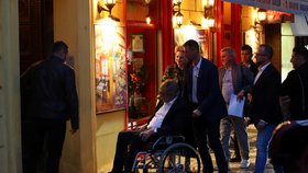 Miloš Zeman u restaurace v centru Prahy, kde povečeřel se svými přáteli. (8.11.2023)