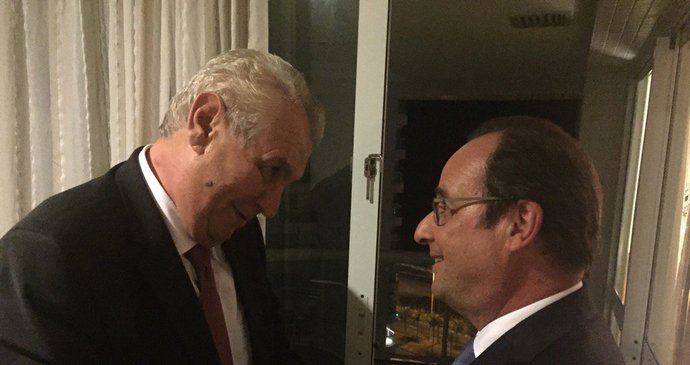 Miloš Zeman se v Riu de Janeiro potkal s Françoisem Hollandem.