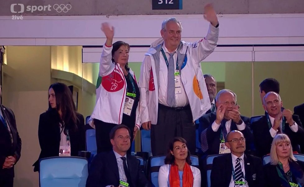 Miloš a Ivana Zemanovi mávají českým sportovcům během slavnostního zahájení OH v Rio de Janeiru