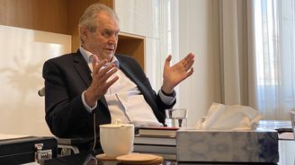 Miloš Zeman zůstává na jednotce intenzivní péče a rehabilituje. Jeho stav je i nadále vážný