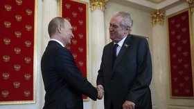 Prezidenta Zemana vítá v Moskvě Vladimir Putin.