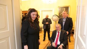Prezident Miloš Zeman se vítá s moderátorkou Verou Renovicou. (15.1.2023)