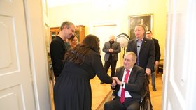 Prezident Miloš Zeman se vítá s moderátorkou Verou Renovicou. (15.1.2023)