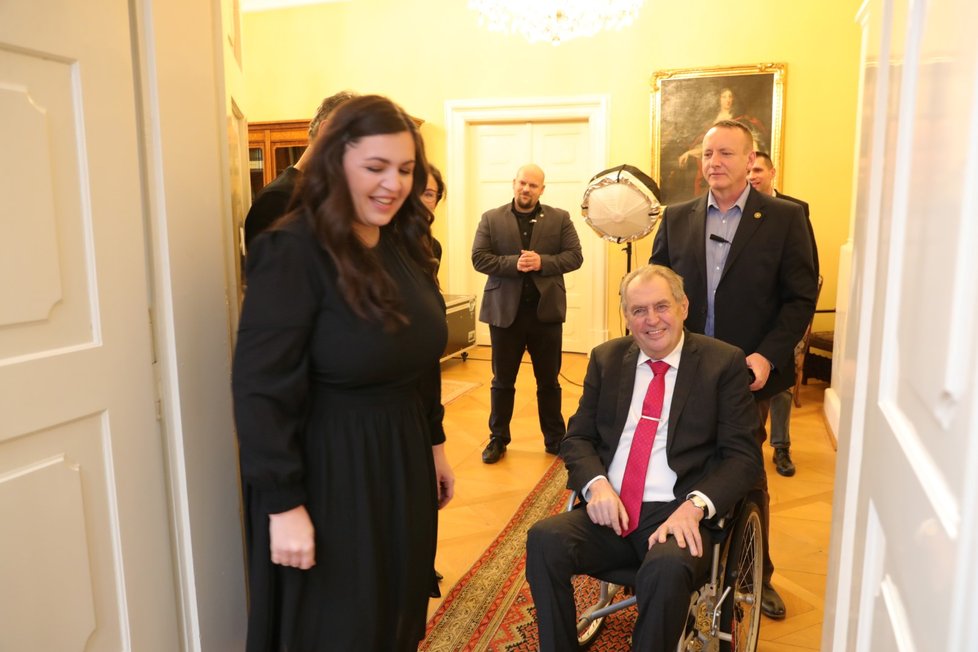 Prezident Miloš Zeman se vítá s moderátorkou Verou Renovicou. (15. 1. 2023)