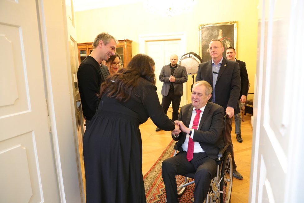 Prezident Miloš Zeman se vítá s moderátorkou Verou Renovicou. (15.1.2023)