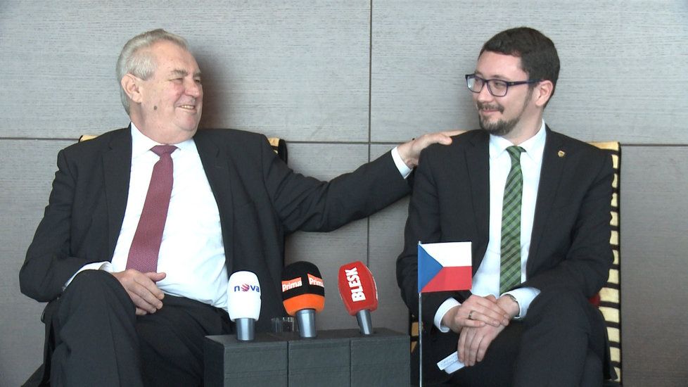 Miloš Zeman se svým hradním mluvčím Jiřím Ovčáčkem v Emirátech.