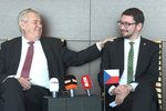 Miloš Zeman se svým hradním mluvčím Jiřím Ovčáčkem v Emirátech