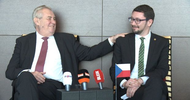 Miloš Zeman se svým hradním mluvčím Jiřím Ovčáčkem v Emirátech