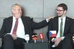 Miloš Zeman se svým hradním mluvčím Jiřím Ovčáčkem v Emirátech