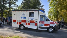 Prezidenta Miloše Zemana odvezla sanitka ze zámku Lán krátce po setkání s premiérem (10. 10. 2021)