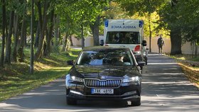 Prezidenta Miloše Zemana odvezla sanitka ze zámku Lán krátce po setkání s premiérem (10. 10. 2021).
