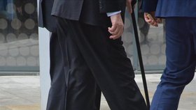 Prezident Zeman klopýtl na schodech před olomouckým krajským úřadem. Ztratil při tom botu.