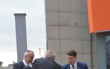 Prezident Zeman klopýtl na schodech před olomouckým krajským úřadem. Ztratil při tom botu.