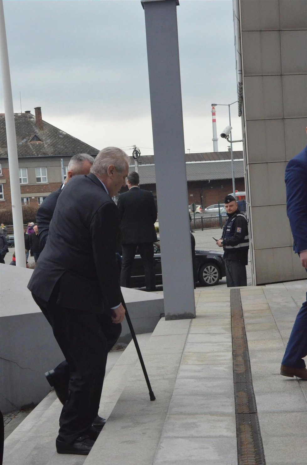 Prezident Zeman klopýtl na schodech před olomouckým krajským úřadem. Ztratil při tom botu.