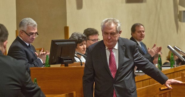 Senátoři schválili ústavní žalobu na Zemana. „Vemte jim platy,“ navrhoval prezident