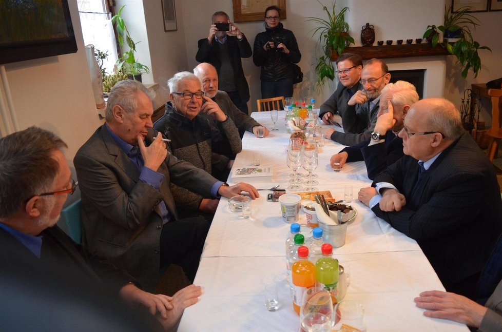 Prezident Miloš Zeman zahájil při zabíjačce na Slováckém statku v Hodoníně výroční zasedání své bývalé vlády.